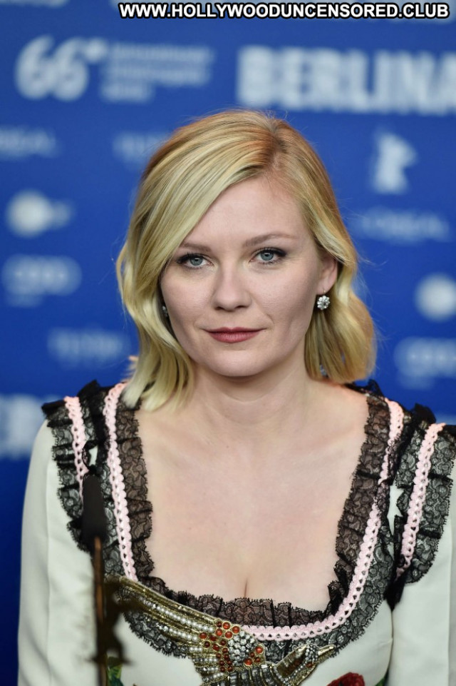 Kirsten Dunst Paparazzi International Posing Hot Celebrity Babe Nude