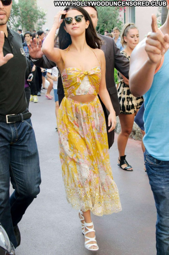 Selena Gomez Paparazzi Celebrity Posing Hot Babe Beautiful Cute Doll