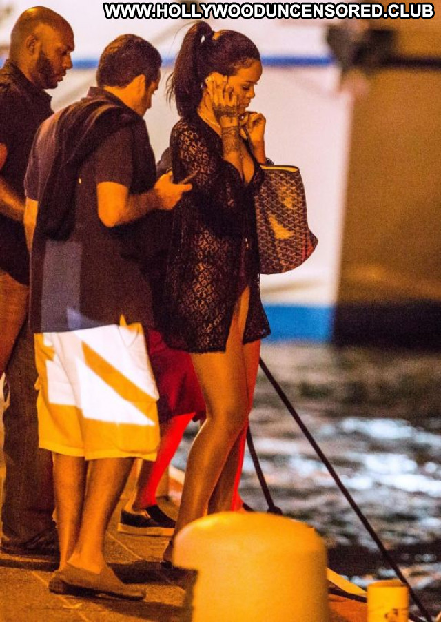 Rihanna No Source Celebrity Braless Beautiful Babe Posing Hot Candids