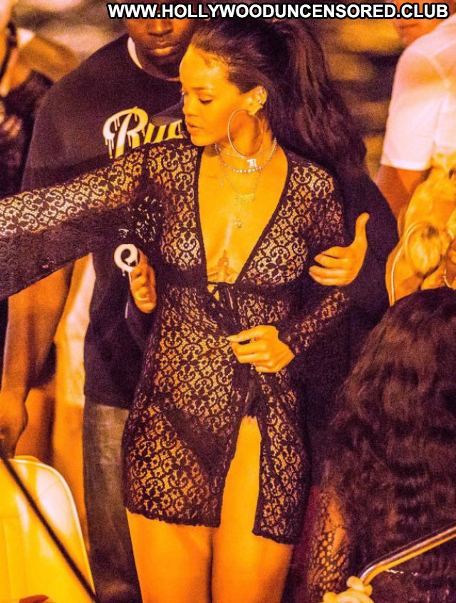 Rihanna Beautiful Braless Candids Babe Posing Hot Celebrity